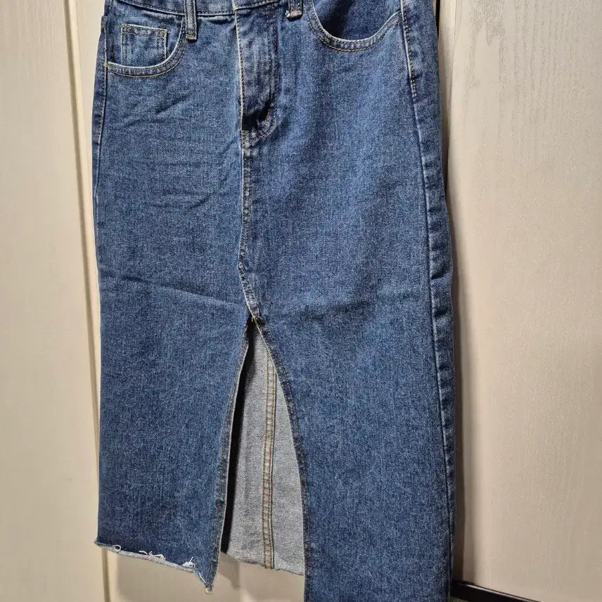 [BUNJANG] Denim Skirt Mid-Wash / (세일)(새상품)데님 스커트 앞절개 사이즈 중청