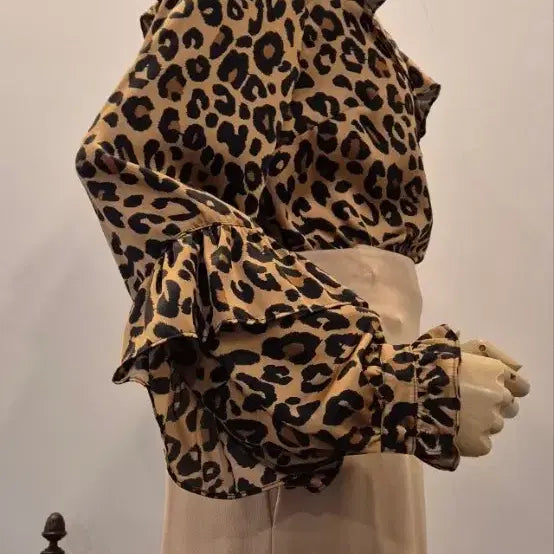 [BUNJANG] SJYP Leopard Frill Blouse / SJYP 레오파드 블라우스