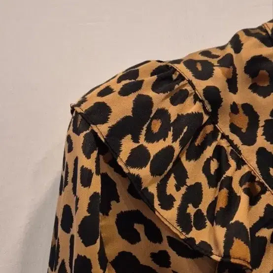 [BUNJANG] SJYP Leopard Frill Blouse / SJYP 레오파드 블라우스
