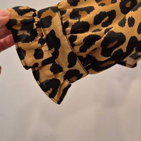 [BUNJANG] SJYP Leopard Frill Blouse / SJYP 레오파드 블라우스