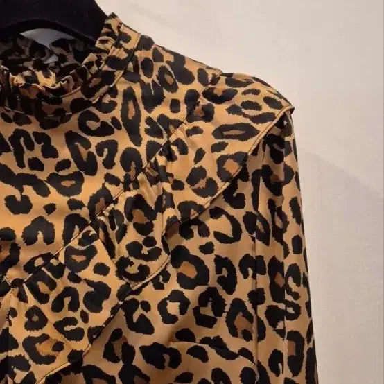 [BUNJANG] SJYP Leopard Frill Blouse / SJYP 레오파드 블라우스