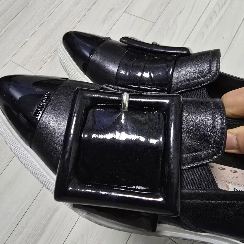 [BUNJANG] Miu Miu Patent Leather Slip-on Shoes / 미우미우 페이던트 슬립온 37.5 운포