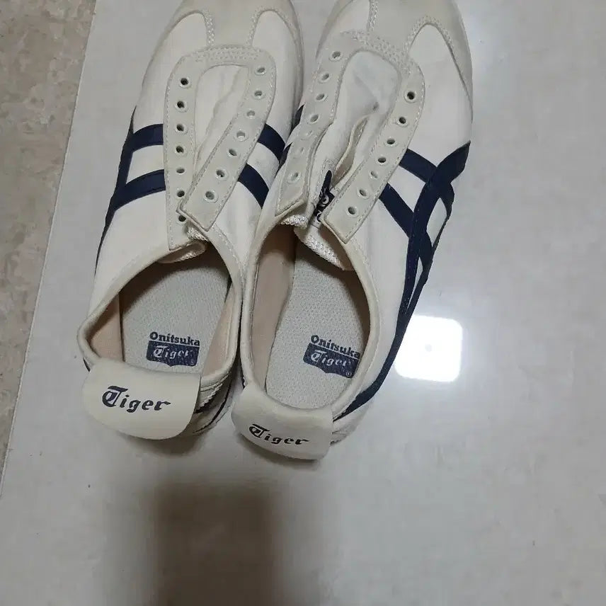 [SOLD OUT] 오니츠카타이거 흰/남 스립온