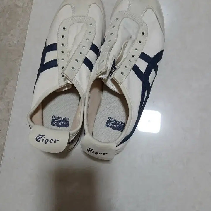 [SOLD OUT] 오니츠카타이거 흰/남 스립온