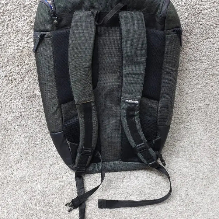 [BUNJANG] Descente Athletic Square Backpack / 데상트 애슬레틱 스퀘어 백팩