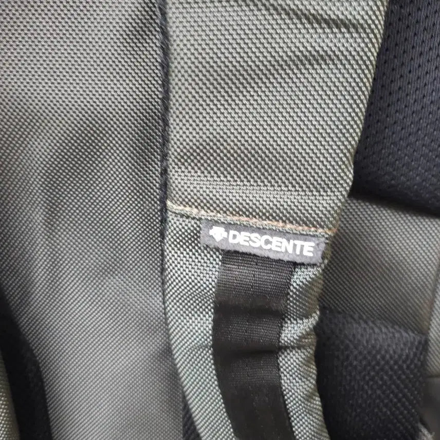 [BUNJANG] Descente Athletic Square Backpack / 데상트 애슬레틱 스퀘어 백팩