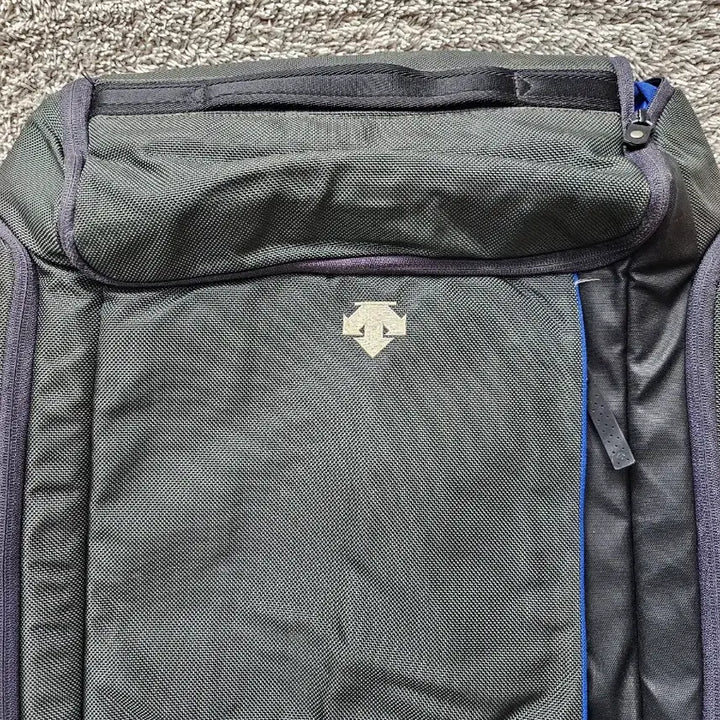 [BUNJANG] Descente Athletic Square Backpack / 데상트 애슬레틱 스퀘어 백팩
