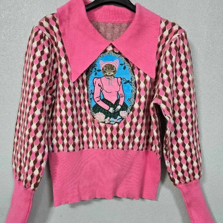 [BUNJANG] Pink Cat Embroidery Crop Sweater / 고양이 자수 핑크 크롭 패턴 스웨터 55~66