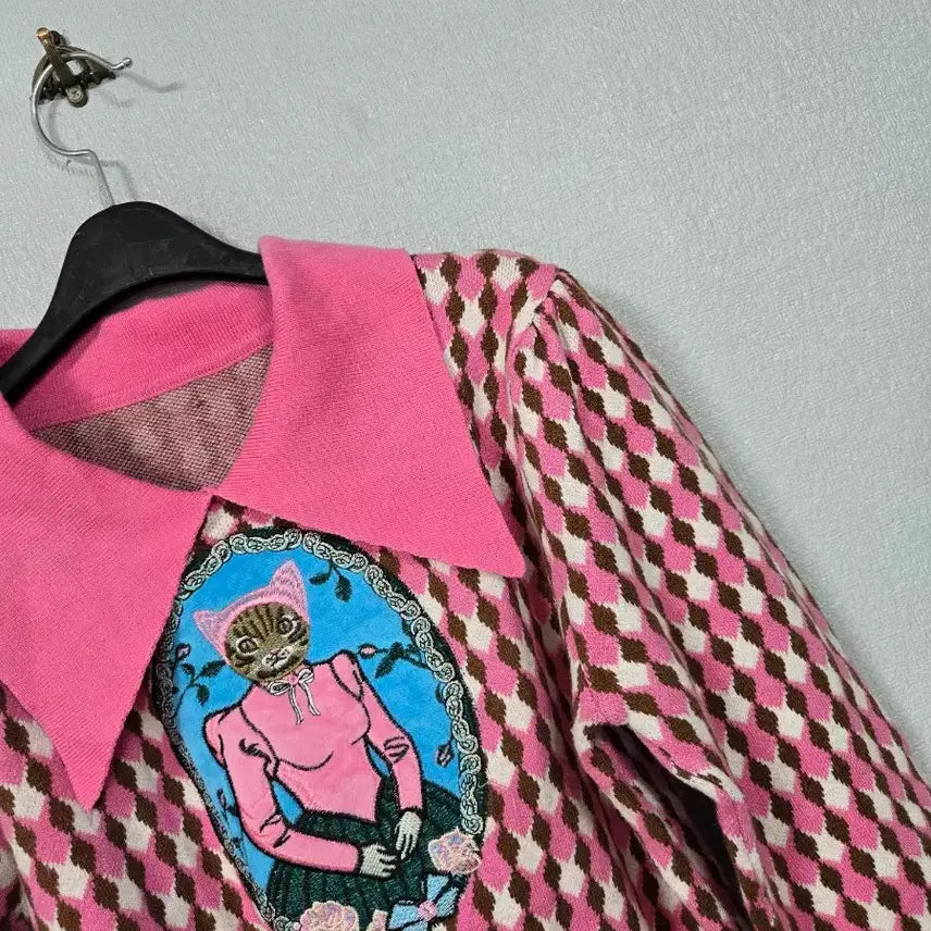 [BUNJANG] Pink Cat Embroidery Crop Sweater / 고양이 자수 핑크 크롭 패턴 스웨터 55~66