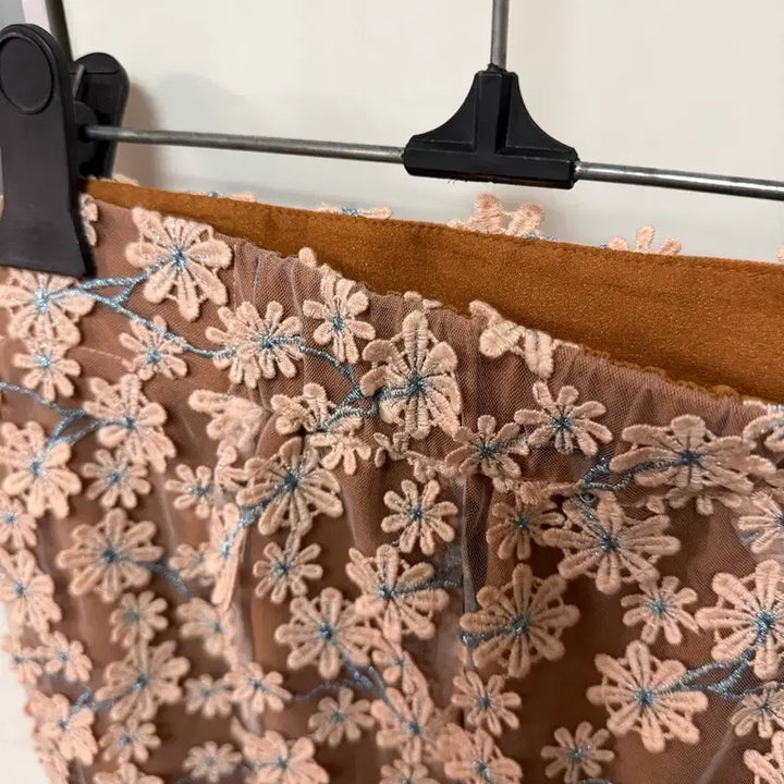 [BUNJANG] Anna Sui Floral Embroidered Lace Skirt / 안나수이 플라워자수 레이스 스커트 밴딩스킨톤뒷트임샤롱치마꽃무늬하객룩돌잔치