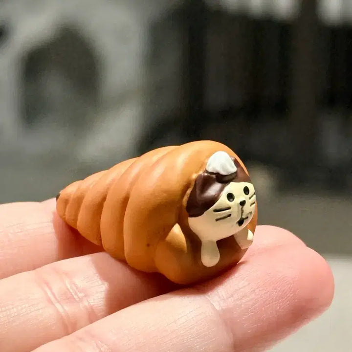 [BUNJANG] Croissant Cat Figurine / 고양이 크루아상 빵 피규어