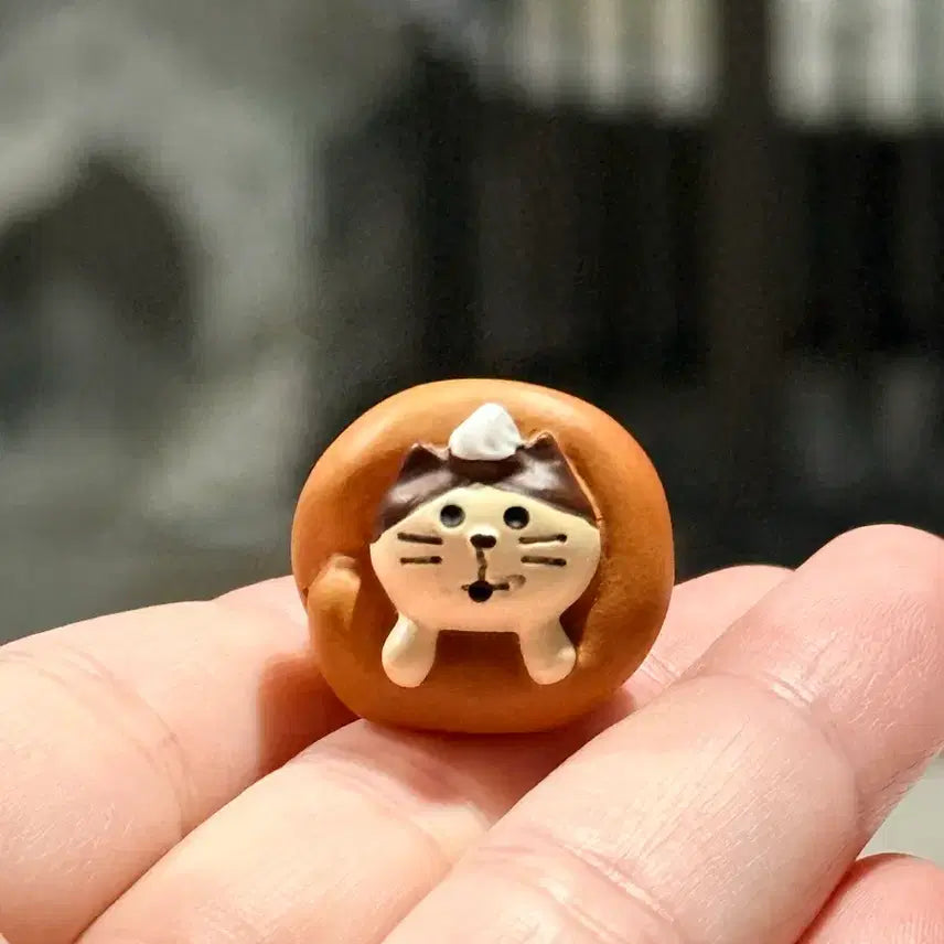 [BUNJANG] Croissant Cat Figurine / 고양이 크루아상 빵 피규어