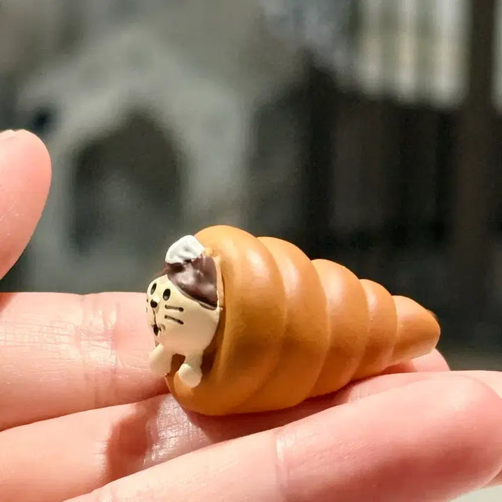 [BUNJANG] Croissant Cat Figurine / 고양이 크루아상 빵 피규어