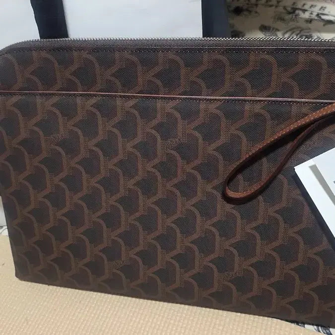 [BUNJANG] Rosa.K Monogram Clutch MM / 로사케이 모노그램 클러치 mm 새상품 선물하세요(쇼핑백 포함)