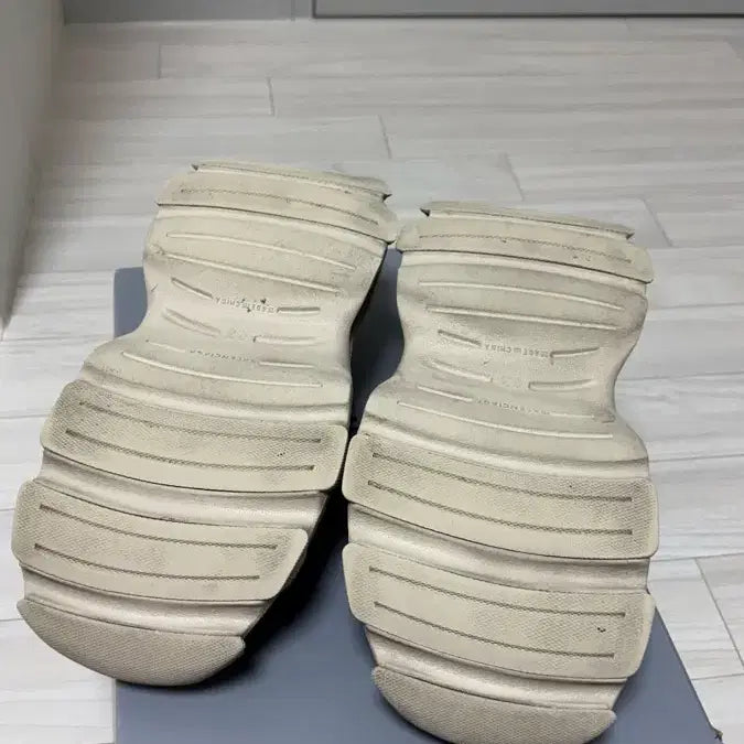 [SOLD OUT] [43] 발렌시아가 HD 레이스업 스니커즈 누드컬러 (타우페)