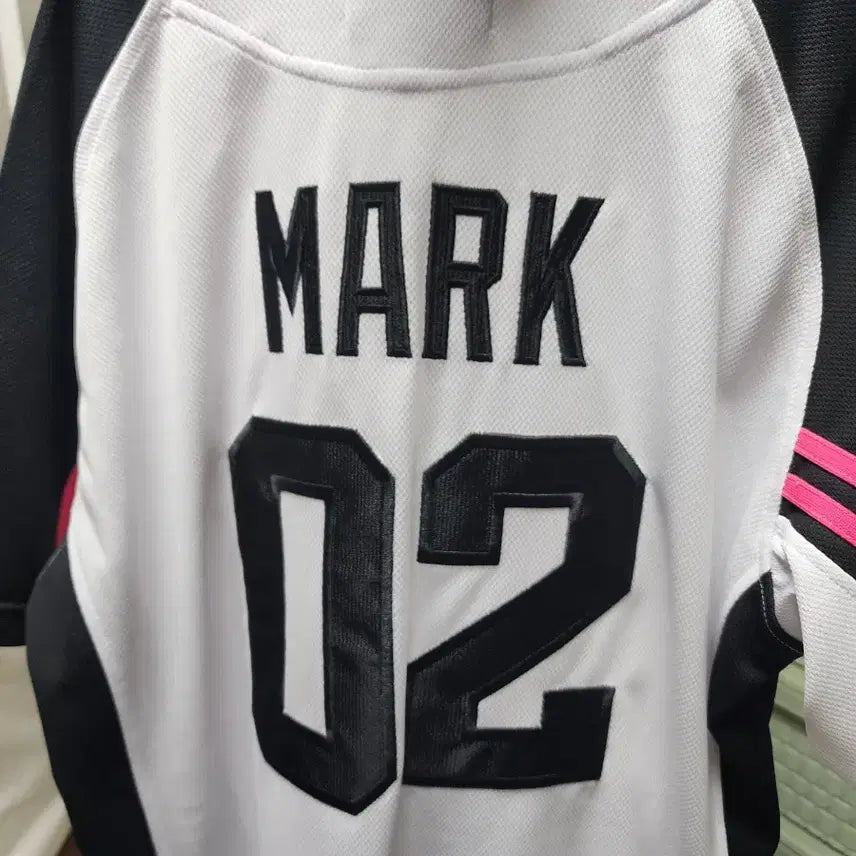 [BUNJANG] NCT Dream/NCT 127 Mark 2021 Universe Baseball Uniform + Signed Ball / 엔시티드림 엔시티127 마크 2021 유니버스 야구 유니폼+싸인볼