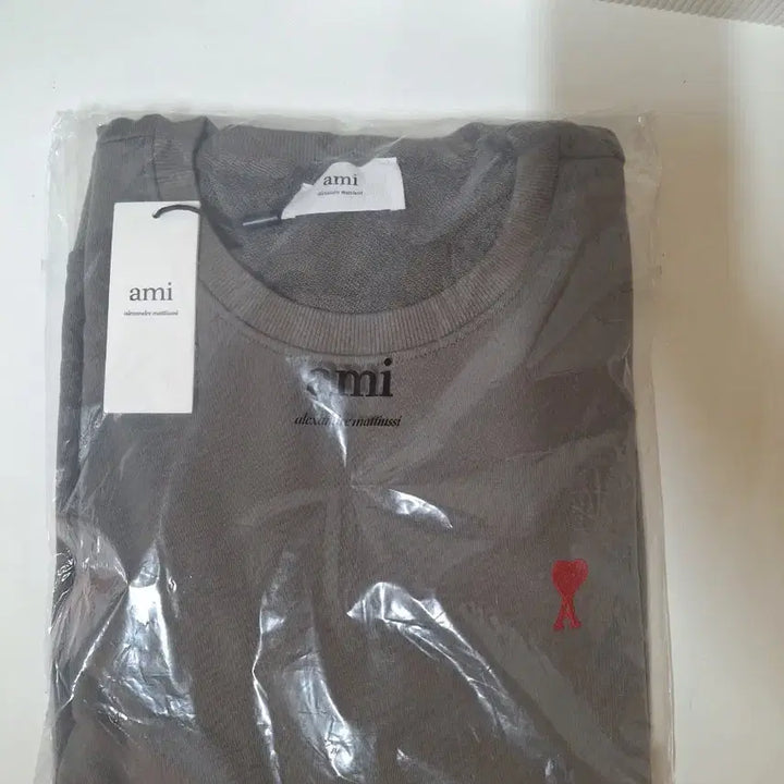 [BUNJANG] AMI Small Heart Embroidery Sweatshirt - Khaki XL / 아미 스몰 하트 자수 맨투맨  카키 색상 XL 소장판 새상품 무료배송