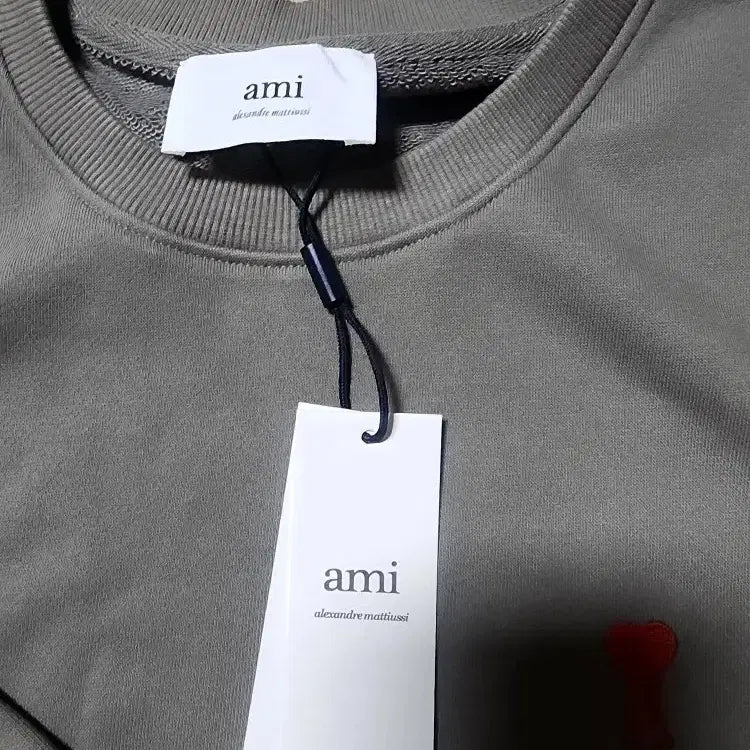 [BUNJANG] AMI Small Heart Embroidery Sweatshirt - Khaki XL / 아미 스몰 하트 자수 맨투맨  카키 색상 XL 소장판 새상품 무료배송