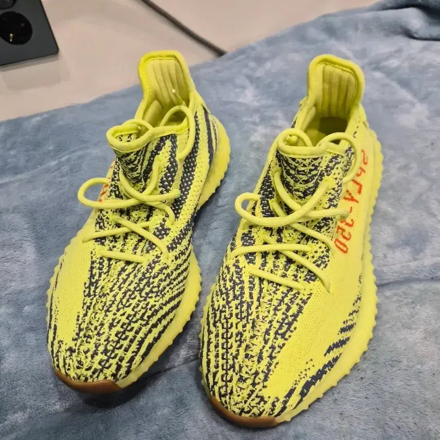 [SOLD OUT] 아디다스 이지부스트 350 V2 예브라 판매합니다