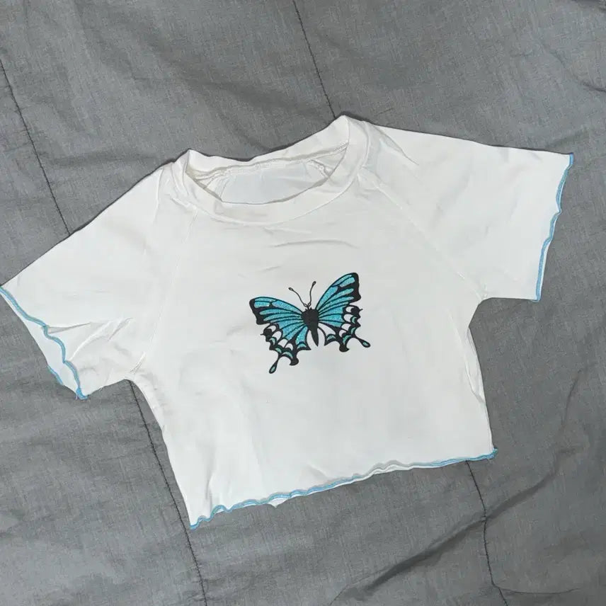 [BUNJANG] White Sky Blue Butterfly Crop Short-Sleeve T-Shirt / 화이트 스카이블루 나비 크롭 반팔티 [옷]