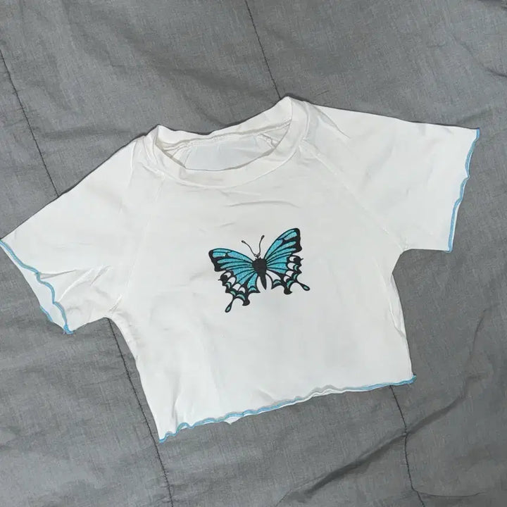 [BUNJANG] White Sky Blue Butterfly Crop Short-Sleeve T-Shirt / 화이트 스카이블루 나비 크롭 반팔티 [옷]
