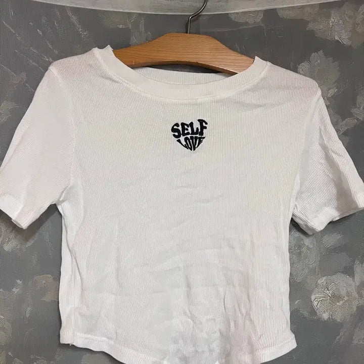 [BUNJANG] White Ribbed Cropped T-Shirt with Embroidered Detail / 화이트 골지 반팔 크롭티