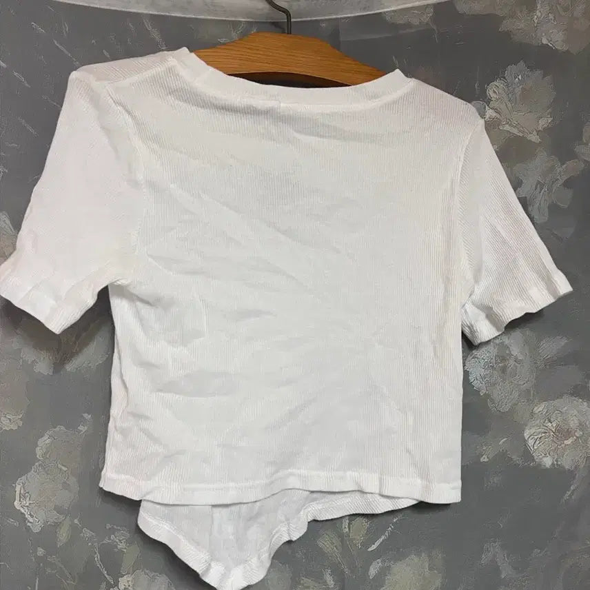 [BUNJANG] White Ribbed Cropped T-Shirt with Embroidered Detail / 화이트 골지 반팔 크롭티