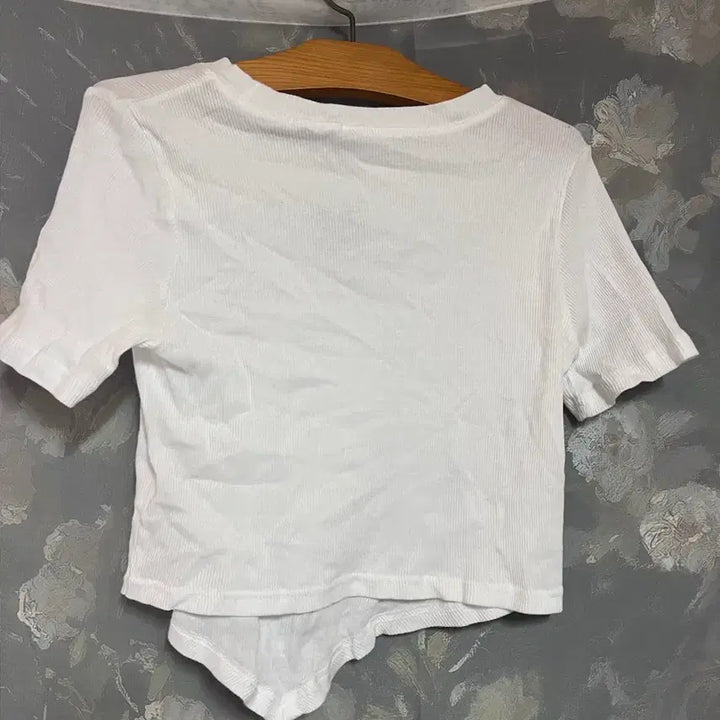[BUNJANG] White Ribbed Cropped T-Shirt with Embroidered Detail / 화이트 골지 반팔 크롭티