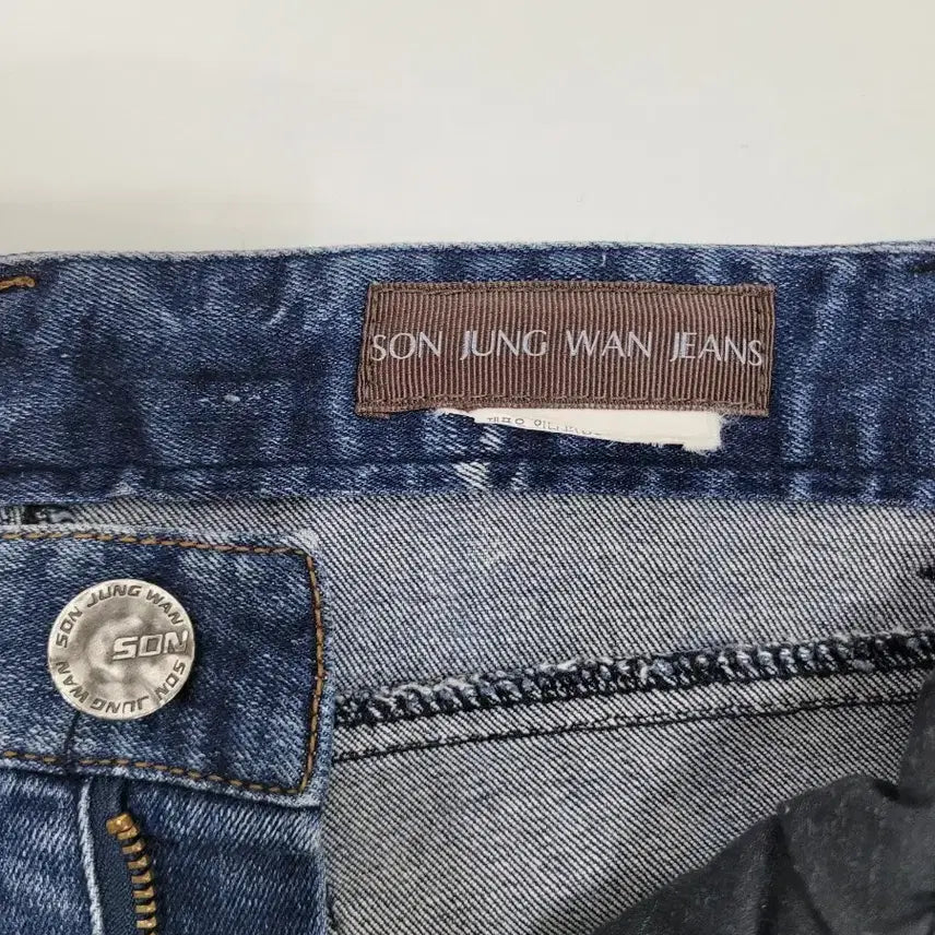 [BUNJANG] SON JUNG WAN Embellished Denim Jeans / SON JUNG WAN 손정완 큐빅장식 데미지 청바지 / 여 66