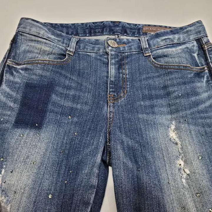 [BUNJANG] SON JUNG WAN Embellished Denim Jeans / SON JUNG WAN 손정완 큐빅장식 데미지 청바지 / 여 66
