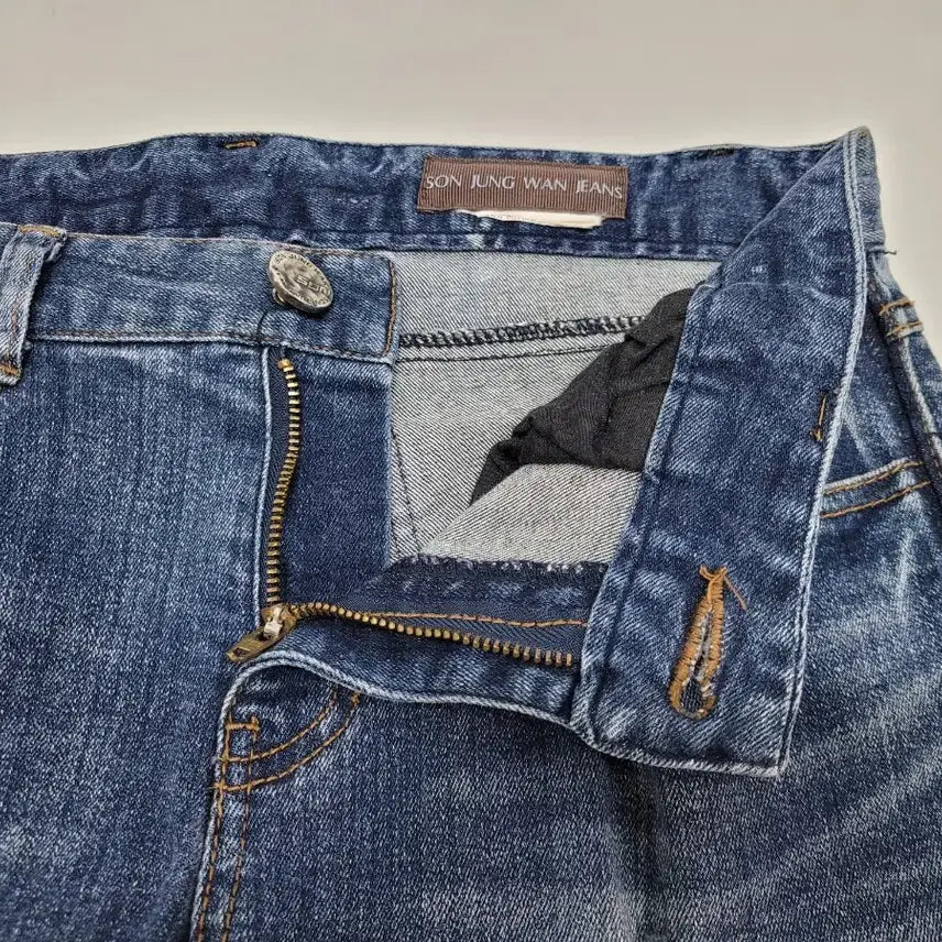[BUNJANG] SON JUNG WAN Embellished Denim Jeans / SON JUNG WAN 손정완 큐빅장식 데미지 청바지 / 여 66