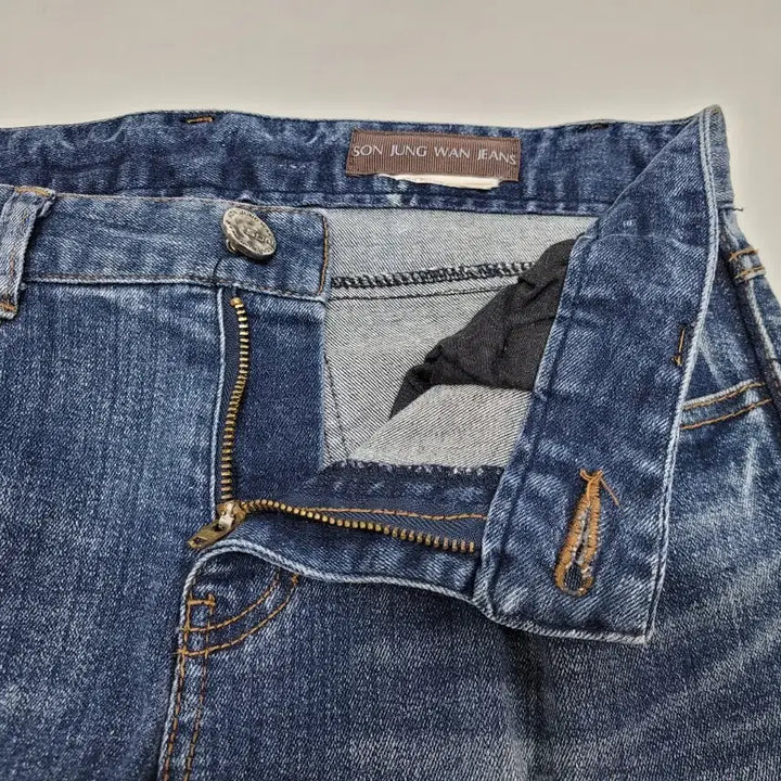 [BUNJANG] SON JUNG WAN Embellished Denim Jeans / SON JUNG WAN 손정완 큐빅장식 데미지 청바지 / 여 66