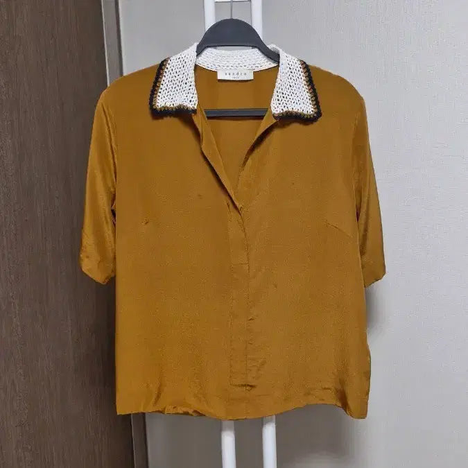[BUNJANG] Sandro Lace Collar Silk Blouse Size 3 / 산드로(3사이즈)레이스카라 황금색실크100블라우스