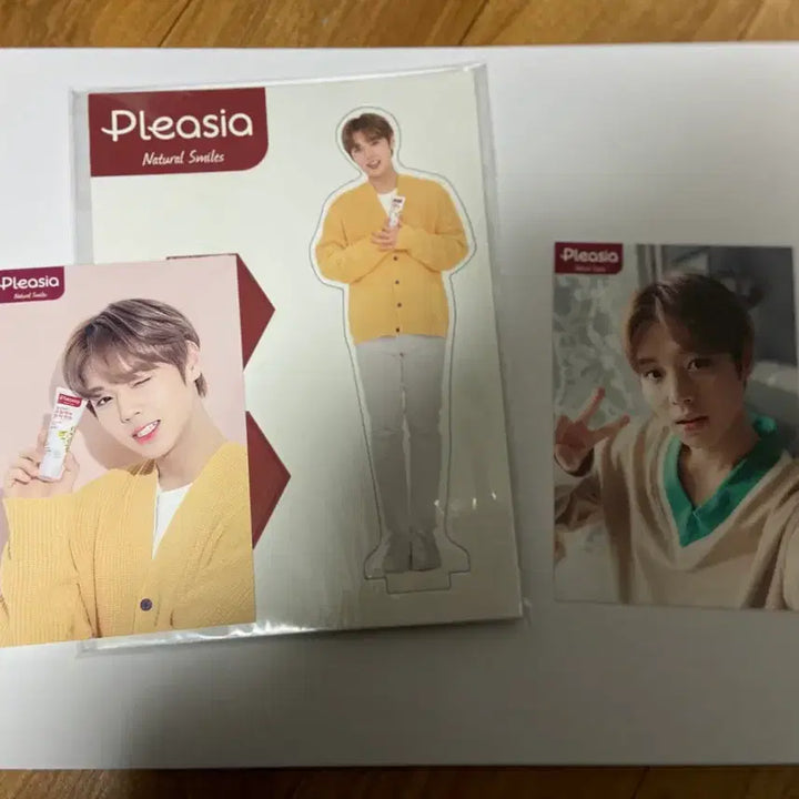 [BUNJANG] Park Jihoon Pleasia Standee &amp; Postcard Bundle Set / 박지훈 플레시아 등신대 엽서2장 일괄