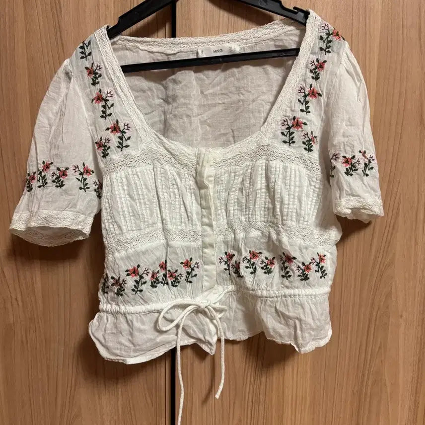 [BUNJANG] MNG Floral Embroidered Crop Blouse / MNG 여성 블라우스