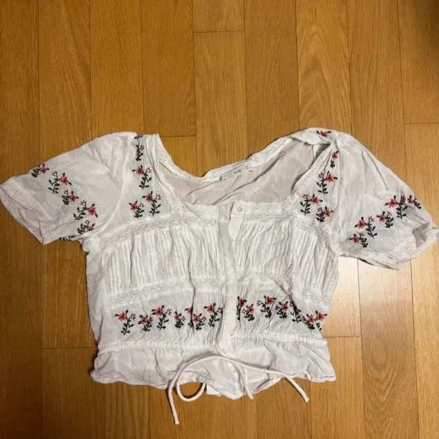 [BUNJANG] MNG Floral Embroidered Crop Blouse / MNG 여성 블라우스