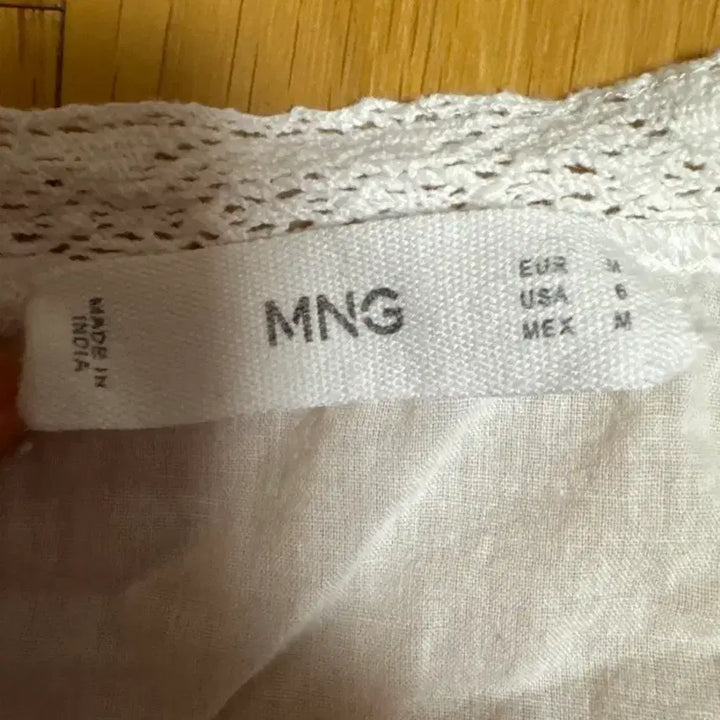 [BUNJANG] MNG Floral Embroidered Crop Blouse / MNG 여성 블라우스