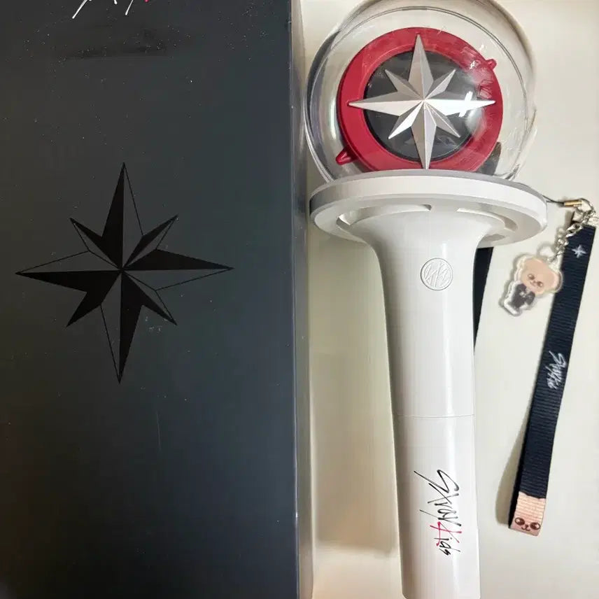 [SOLD OUT] Stray Kids 공식 응원봉 풀박스 + 퍼핌 스트랩