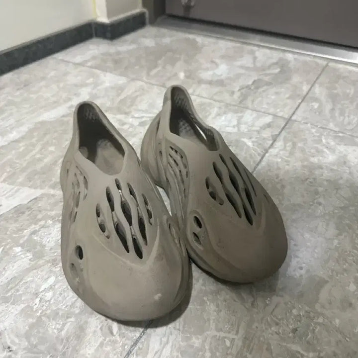 [SOLD OUT] 이지 폼 러너 스톤세이지