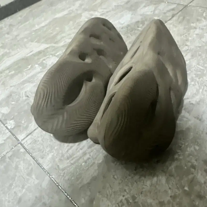 [SOLD OUT] 이지 폼 러너 스톤세이지