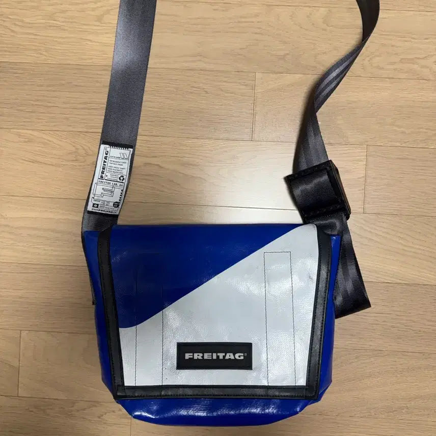 [BUNJANG] Freitag Lassi White and Blue Crossbody Bag / 프라이탁 라씨 흰파