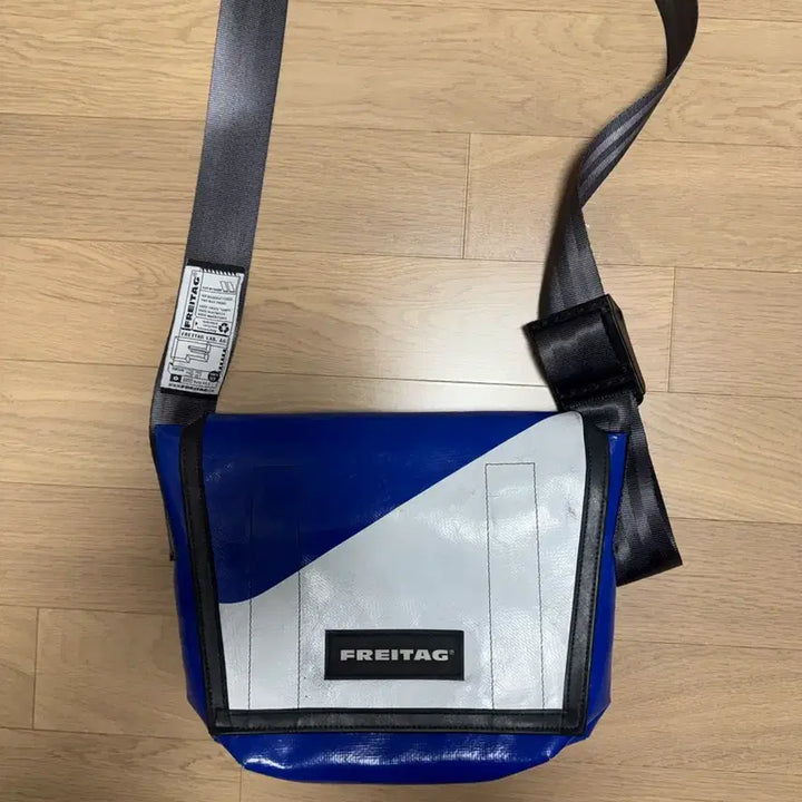 [BUNJANG] Freitag Lassi White and Blue Crossbody Bag / 프라이탁 라씨 흰파