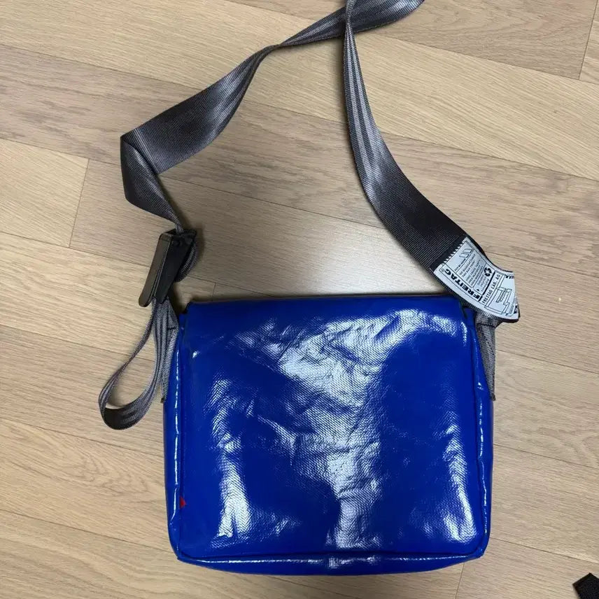 [BUNJANG] Freitag Lassi White and Blue Crossbody Bag / 프라이탁 라씨 흰파