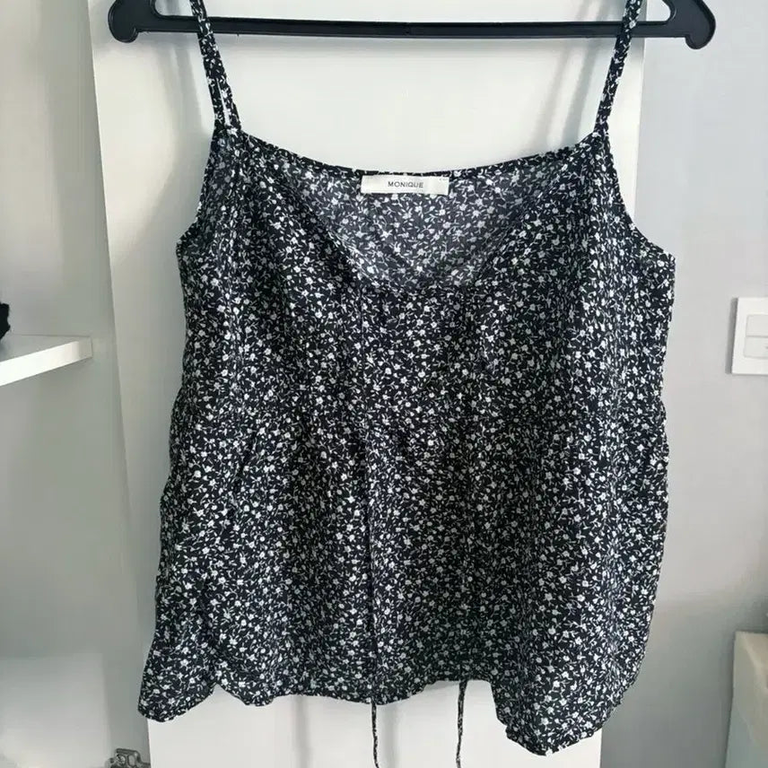 [BUNJANG] Monique Flower Sleeveless Blouse / 모니크 플라워 슬리브리스 블라우스