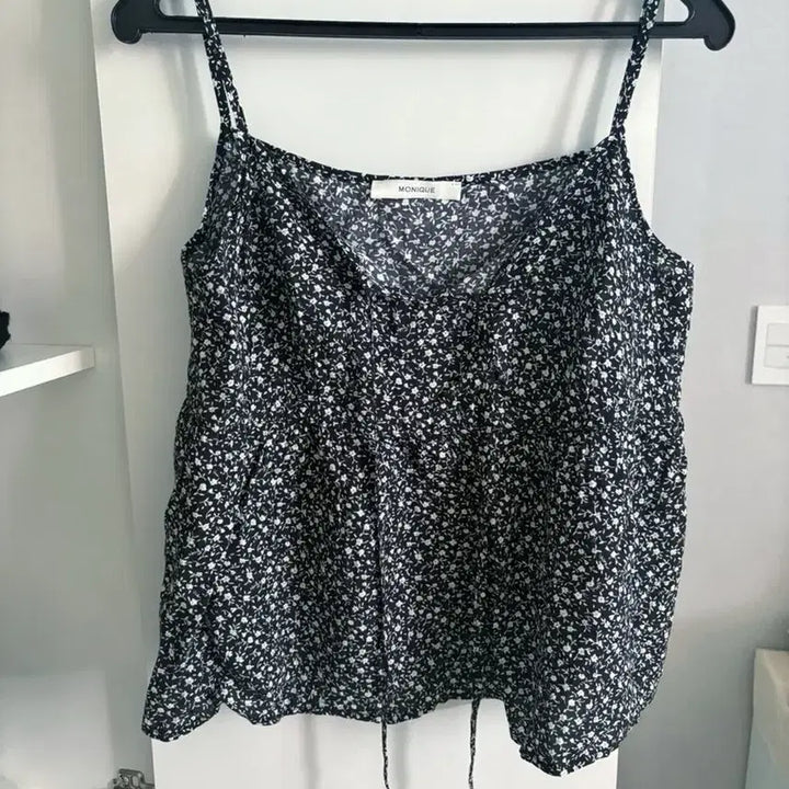 [BUNJANG] Monique Flower Sleeveless Blouse / 모니크 플라워 슬리브리스 블라우스