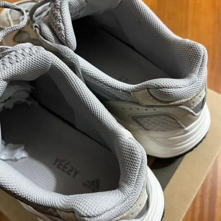 [BUNJANG] Adidas Yeezy 700 V3 Cream Sneakers / 아디다스 이지 700 V3 크림