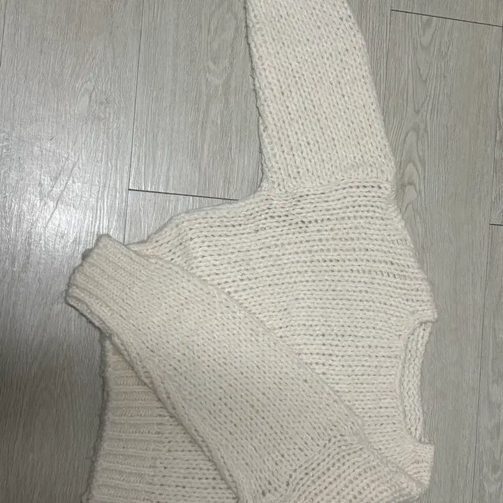 [BUNJANG] Off-Shoulder Ivory Knit Sweater / 오프숄더 아이보리 니트