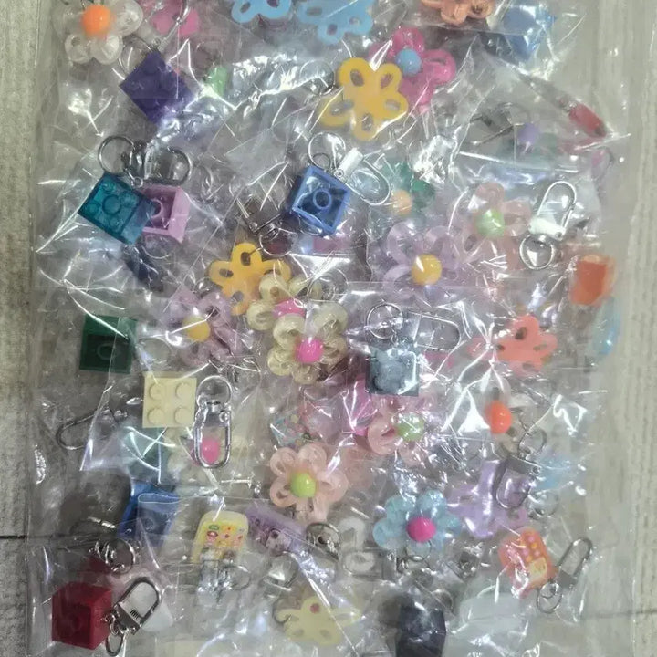 [BUNJANG] Random Keychain Set (Flower, Lego, Phone, Pencil Designs) - 85 Pieces / 랜덤 키링 세트 (꽃/레고/핸드폰/색연필) 키링 85개