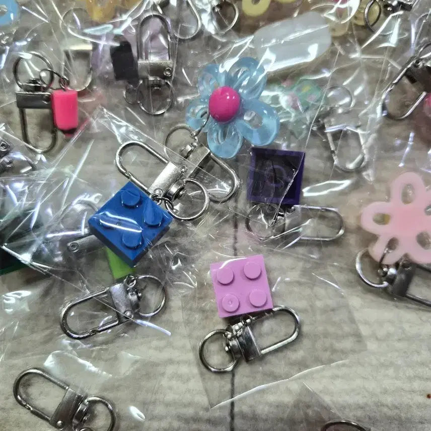 [BUNJANG] Random Keychain Set (Flower, Lego, Phone, Pencil Designs) - 85 Pieces / 랜덤 키링 세트 (꽃/레고/핸드폰/색연필) 키링 85개