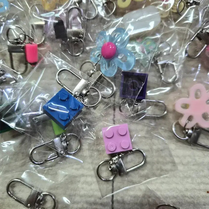 [BUNJANG] Random Keychain Set (Flower, Lego, Phone, Pencil Designs) - 85 Pieces / 랜덤 키링 세트 (꽃/레고/핸드폰/색연필) 키링 85개
